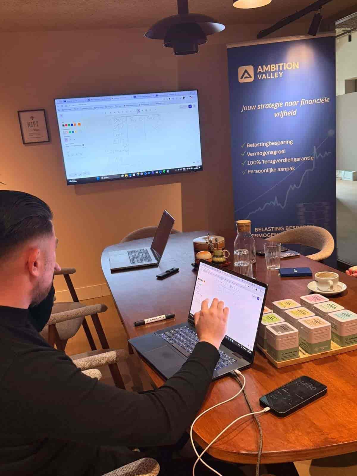 Adviseur analyseert vermogen en fiscaliteit op een laptop