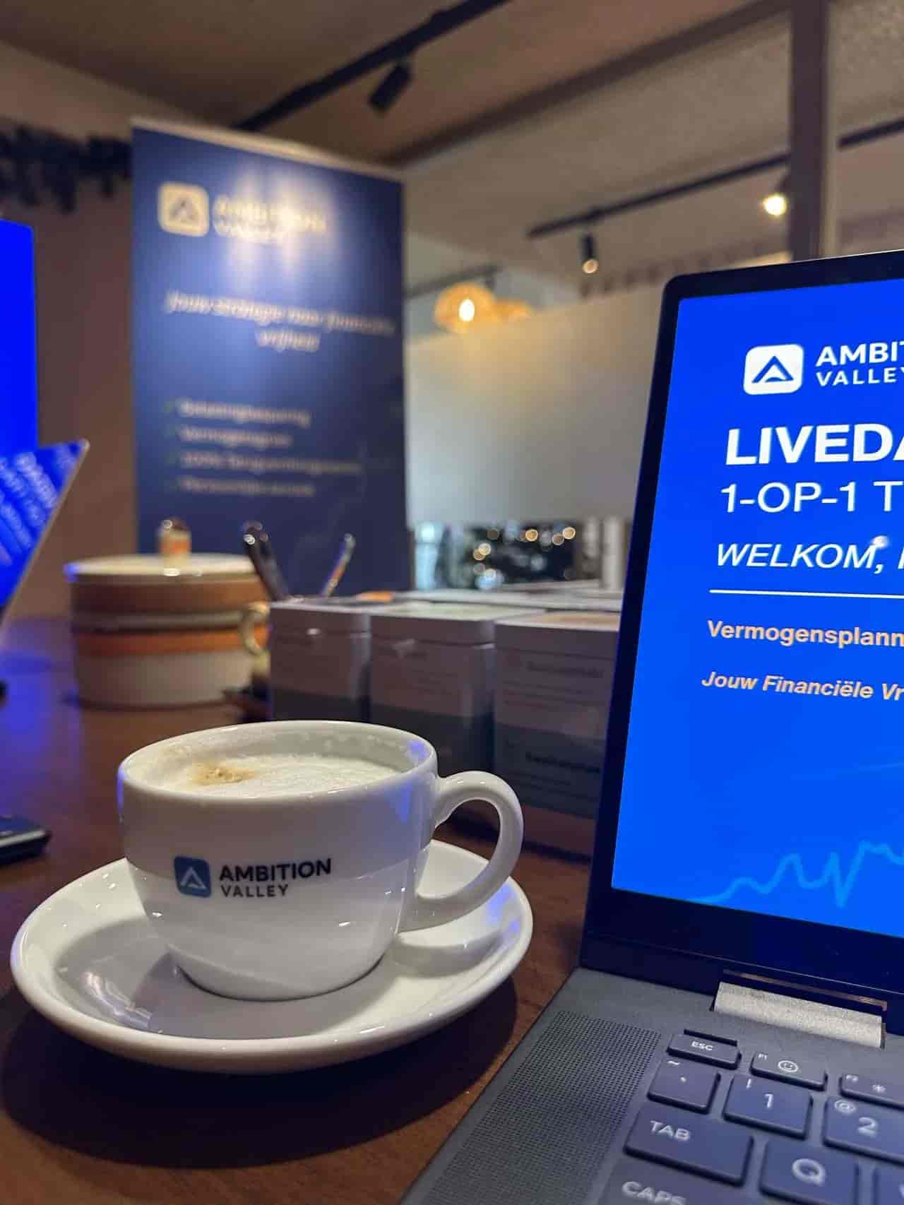 Sfeerbeeld van een live coachingsessie met koffie
